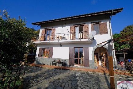 Foto Villa unifamiliare a Stella di 221 m² con 10 locali in vendita
