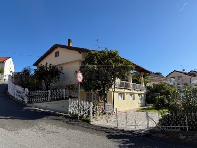 Foto Villa a schiera in VIA LOSANO 4, Boissano di 120 m² con 5 locali
