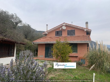 Foto Villa unifamiliare in Via Vigliani, Dolceacqua di 141 m² con 4 locali