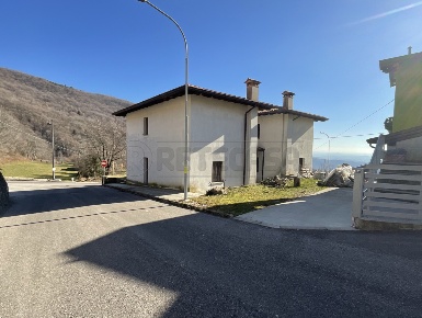 Foto Appartamento in Frazione Masarolis 67, Torreano di 87 m² con 4 locali