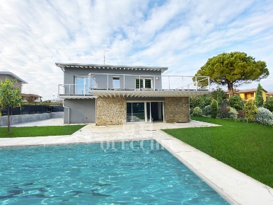 Foto Villa unifamiliare in Via della Valle, Moniga del Garda di 330 m²
