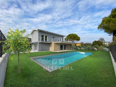 Foto Villa unifamiliare in Via della Valle, Moniga del Garda di 330 m²