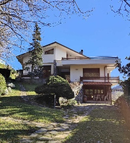 Foto Villa unifamiliare a Podenzana di 360 m² con 9 locali in vendita