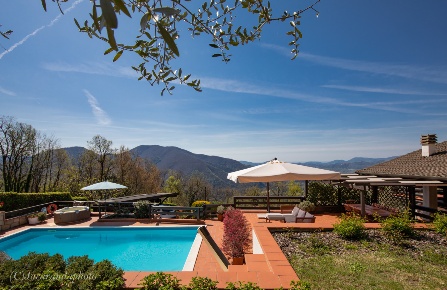 Foto Villa unifamiliare a Podenzana di 215 m² con 10 locali in vendita