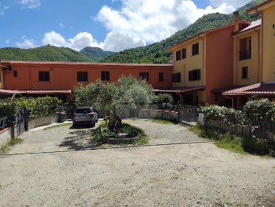 Foto Villa a schiera in Contrada Valli, Cerisano di 116 m² con 4 locali