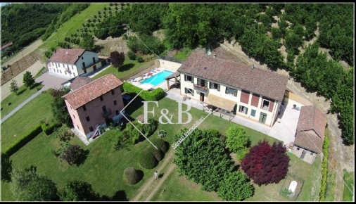 Foto Villa unifamiliare in mombercelli, Mombercelli di 400 m² con 10 locali