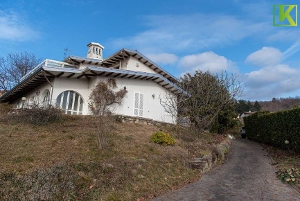 Foto Villa unifamiliare in via Vigne 31, Comerio di 320 m² con 4 locali