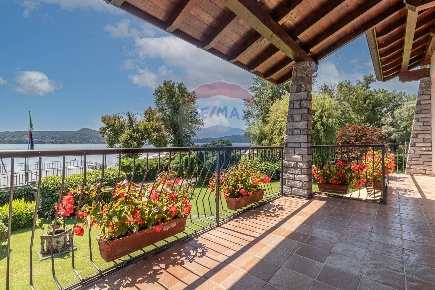 Foto Villa singola in Via C. Davicini, Lesa Centro di 283 m² con 10 locali