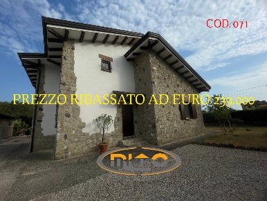 Foto Villa unifamiliare in DUGENTA, Dugenta di 200 m² con 10 locali