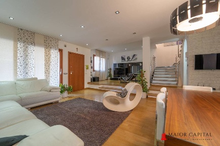 Foto Villa singola in via nuoro, Golfo Aranci di 250 m² con 8 locali