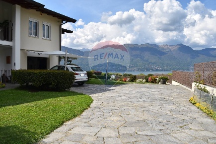 Foto Villa unifamiliare a Porto Valtravaglia Centro di 260 m² con 6 locali