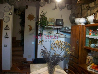 Foto Appartamento a Santa Fiora Centro di 90 m² con 5 locali in vendita