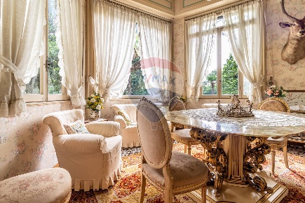 Foto Villa singola a Lesa Centro di 443 m² con 9 locali in vendita