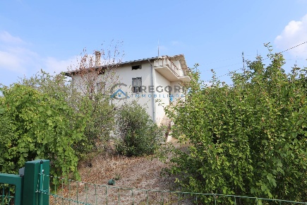 Foto Villa singola in C.da Pignotto, Controguerra di 280 m² con 8 locali