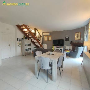 Foto Appartamento in Via Aldo Moro, Moricone Centro di 171 m² con 4 locali