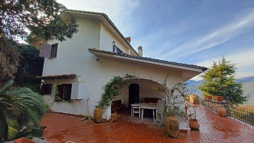 Foto Villa unifamiliare in Santa Lucia, Giuliano di Roma Centro di 200 m²