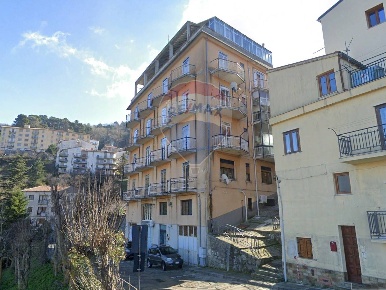 Foto Appartamento in Via Duomo, Petralia Sottana di 187 m² con 6 locali