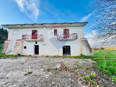Foto Villa singola in Via Bonifica, Baia e Latina di 297 m² con 4 locali