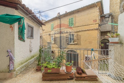 Foto Appartamento in Via Montebello, Ischia di Castro di 99 m² con 3 locali