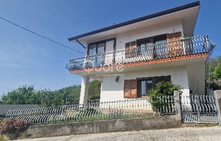 Foto Appartamento in VIA SANT'ELENA, Nimis di 166 m² con 8 locali