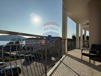 Foto Appartamento in Viale Bonomi, Meina Centro di 100 m² con 3 locali