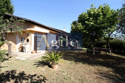 Foto Villa unifamiliare in CASTORANO, Castorano di 260 m² con 8 locali