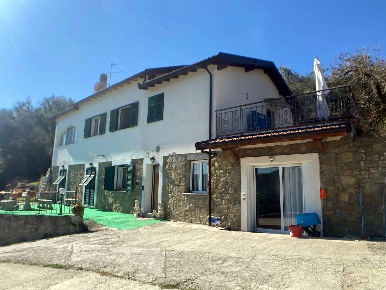 Foto Villa bifamiliare in Semi-centrale, Dolceacqua di 270 m² con 16 locali