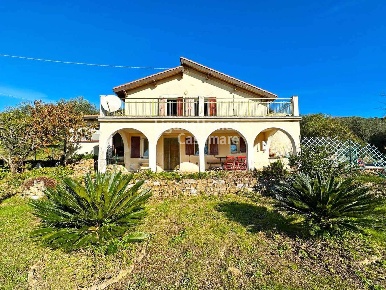 Foto Villa singola in Regione Morghe, Dolceacqua di 138 m² con 6 locali