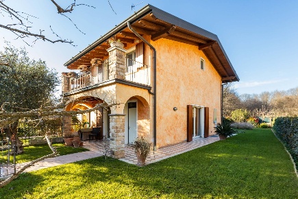 Foto Villa a schiera in Via Montebello, Solferino di 174 m² con 7 locali