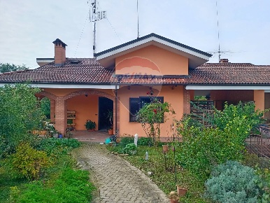 Foto Villa bifamiliare in Via Sala, Cantalupa di 150 m² con 5 locali