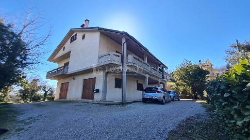 Foto Appartamento in Via Colle Arena, Castignano di 208 m² con 6 locali
