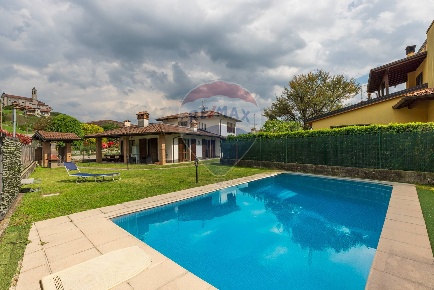 Foto Villa singola in VIA PIAVE, Caravate di 274 m² con 6 locali in vendita