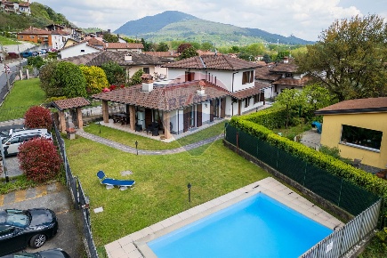 Foto Villa singola in VIA PIAVE, Caravate di 274 m² con 6 locali in vendita