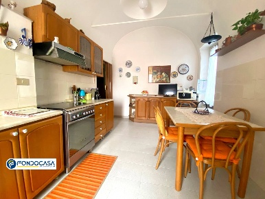 Foto Appartamento in Via Cavour, Toirano Centro di 150 m² con 5 locali