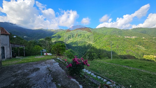 Foto Appartamento a San Colombano Certenoli di 125 m² con 8 locali