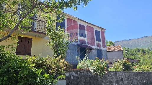 Foto Appartamento a San Colombano Certenoli di 125 m² con 8 locali