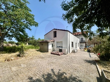 Foto Villa singola in via principale, Mozzagrogna di 93 m² con 5 locali