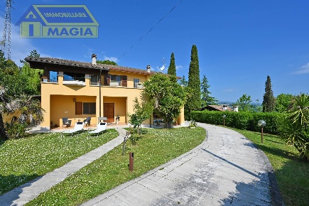 Foto Villa singola a Maltignano Caselle di 300 m² con 8 locali in vendita