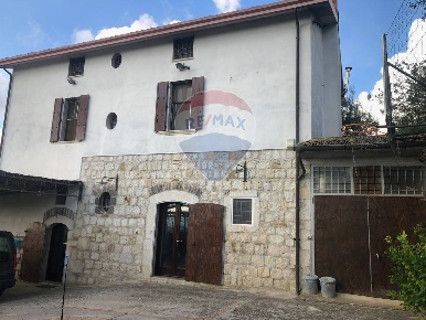 Foto Villa singola a San Lorenzello di 300 m² con 11 locali in vendita