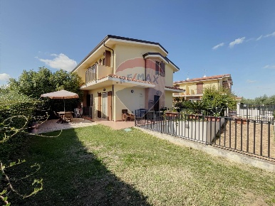 Foto Villa bifamiliare in Traversa Sandro Pertini, Mozzagrogna di 164 m²