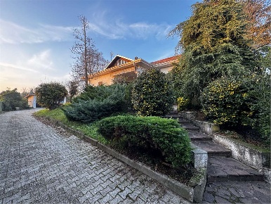 Foto Villa unifamiliare a Alessandria di 309 m² con 12 locali in vendita