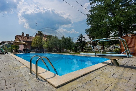 Foto Villa singola in Via Pozzarolo, Strangolagalli di 320 m² con 10 locali