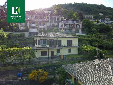 Foto Villa bifamiliare in Via Rovo, Cadegliano-Viconago Centro di 220 m²