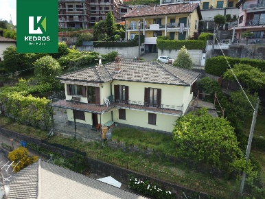 Foto Villa bifamiliare in Via Rovo, Cadegliano-Viconago Centro di 220 m²