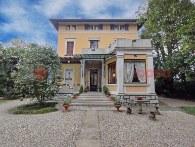 Foto Villa unifamiliare in Armando Diaz, Lesa Centro di 440 m² con 8 locali