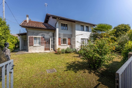 Foto Villa bifamiliare in Via Canedi 16, Cordovado di 150 m² con 9 locali
