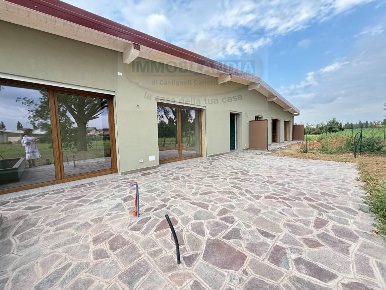 Foto Villa bifamiliare a Comazzo Centro di 170 m² con 4 locali in vendita