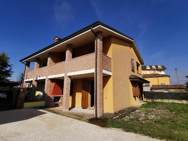 Foto Villa a schiera in Via Cordelia 131, Bergantino Centro di 160 m²
