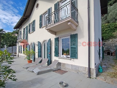 Foto Villa unifamiliare in per massino, Lesa Centro di 200 m² con 4 locali