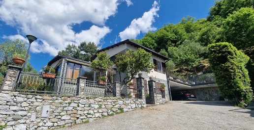 Foto Villa unifamiliare a Leivi San Bartolomeo di 294 m² con 10 locali